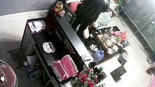 《破解家庭摄像头》监控偷拍鲜花店老板娘在大厅给情夫吹箫闺蜜突然出现把她支开继续口爆