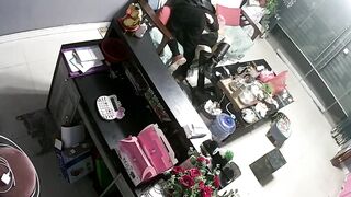 《破解家庭摄像头》监控偷拍鲜花店老板娘在大厅给情夫吹箫闺蜜突然出现把她支开继续口爆