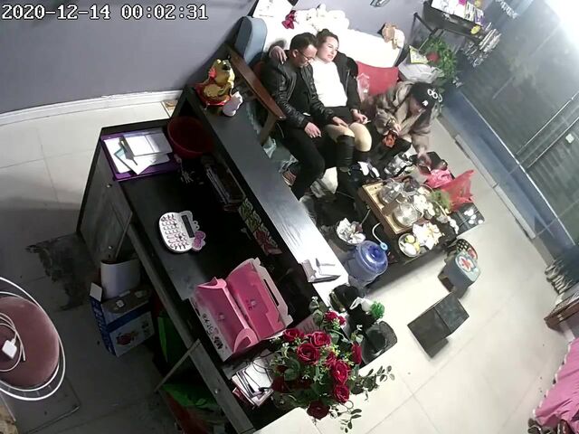 《破解家庭摄像头》监控偷拍鲜花店老板娘在大厅给情夫吹箫闺蜜突然出现把她支开继续口爆