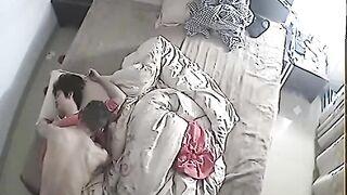 《破解家庭网络摄像头》偷拍老公上夜班回家性勃起床边草睡睡中的媳妇无套内射