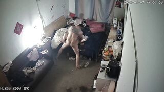 《破解家庭网络摄像头》监控偷拍爸爸和妈妈在操逼孩子在一旁淡定玩手机