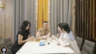 【超推荐❤️会尊享】果冻传媒AV剧情新作-母亲の的新男友4 女儿发小来家玩 遇抓住收债成就疯狂6P 高清720P原版首发