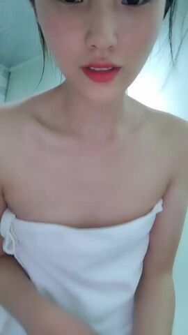 今日推荐长相文静红唇大美女洗澡自慰，湿身诱惑翘屁股掰穴，洗完回房间特写手指扣逼，拿出假屌抽插