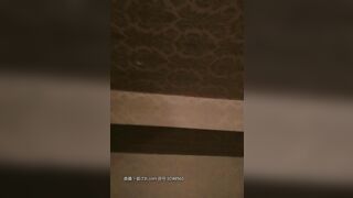 年轻小伙做爱有一套，跟小少妇激情舌吻摸着骚逼吃奶子非常温柔，小少妇给舔乳头口交，压在身下爆草抽插叫的好骚