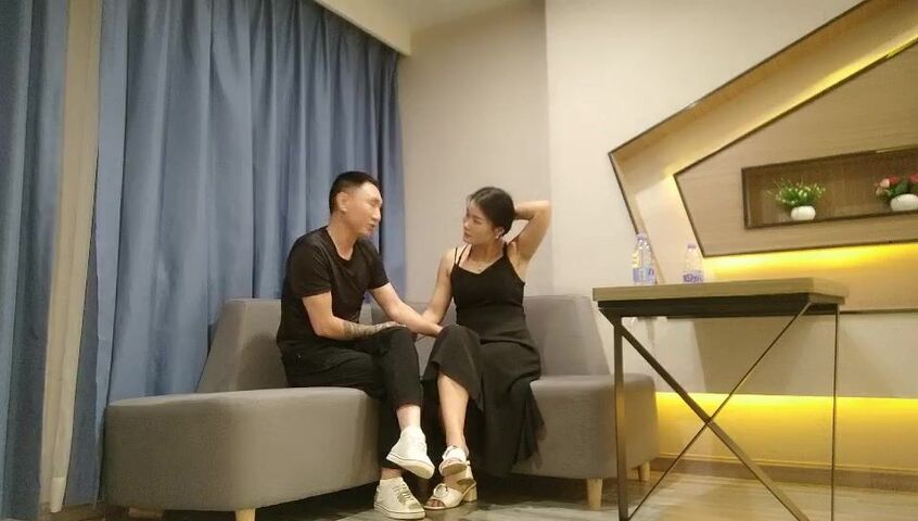 翻车大王伟哥足疗按摩会所撩良家少妇女技师宾馆开房啪啪2000元拿下的少妇