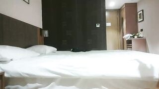 91沈先森文静可以亲嘴外围美女，第二炮按按摩白皙皮肤，张开双腿手指扣逼特写深喉，翘起屁股抽插猛操