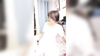 马尾辫苗条妹子居家和炮友啪啪，隔着内裤摸逼口交舔屌，硬了骑上来JB整根插入，翘起双腿大力抽插猛操