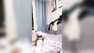 马尾辫苗条妹子居家和炮友啪啪，隔着内裤摸逼口交舔屌，硬了骑上来JB整根插入，翘起双腿大力抽插猛操