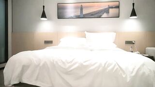 【麻花免费视频】小宝寻花大神探花高素质外围妹，苗条身材长腿妹子，蹲着口交舔屌抬腿抽插，上位骑乘后入大力撞击