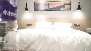 【麻花免费视频】小宝寻花大神探花高素质大圈外围妹，长相甜美脱掉内裤坐在身上舌吻调情，特写抽插猛操上位骑乘后入撞击