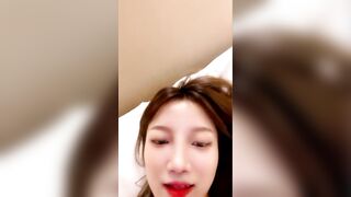 【麻花免费视频】纹身贫乳颜值美女带闺蜜一起玩，浴室洗澡跳蛋震动逼逼，闺蜜掰开嫩穴震动棒塞入，翘起屁股抽插呻吟啊啊叫