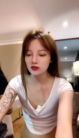 【麻花免费视频】纹身贫乳颜值美女带闺蜜一起玩，浴室洗澡跳蛋震动逼逼，闺蜜掰开嫩穴震动棒塞入，翘起屁股抽插呻吟啊啊叫