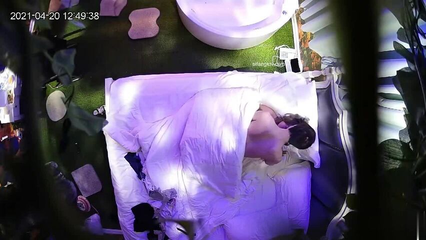 【麻花免费视频】2021四月新流出情趣酒店浴缸房上帝视角偷拍精瘦小哥约少妇滚床单翻云覆雨