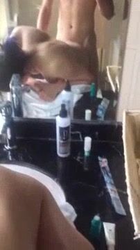 【麻花免费视频】98年微露脸东北小骚货飞到山东让我爆艹三天 卫生间后入篇 （上）-91六叔