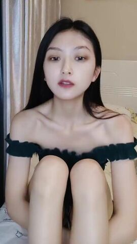 【麻花免费视频】大二学舞蹈贫乳颜值美女诱惑啪啪，性感牛仔短裤对着镜头摆弄，足交特写插嘴穿上黑丝，第一视角进进出出猛操