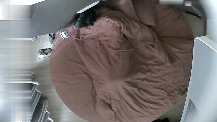 【麻花免费视频】情趣酒店红色大圆床上帝视角偷拍晚上加完班和女同事开房貌似套子不合适都掉到逼里了