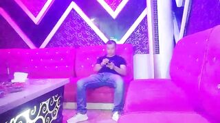 【麻花免费视频】歌厅探花陈先生KTV唱歌啪啪，牛仔短裤龅牙妹子，手伸进衣服摸摸奶子，撩起衣服吸奶舔逼沙发上猛操