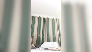 【麻花免费视频】长相甜美新人妹子独自一人在家自慰，脱下裙子揉捏大奶子，假屌深喉口交特写抽插，毛毛浓密跳蛋塞入浴室洗澡