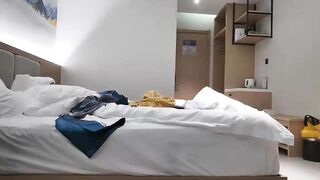 【麻花免费视频】阿西吧老表探花近距离视角聊天，高清拍摄长裙萌妹，撩起裙子摸逼给观众看，镜头前深喉操的水声哗哗