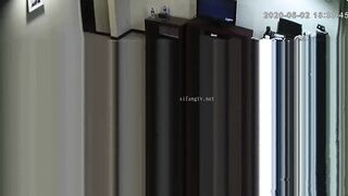 【麻花免费视频】黑客破解网络摄像头监控偷拍如狼似虎之年的眼镜富姐和情人会所房间激情啪啪