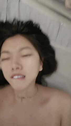 【麻花免费视频】冷艳颜值女神被炮友各种操，圆润美臀骑乘抽插，手指扣弄菊花，超近距离特写进进出出，搞得妹纸嗯嗯叫最后口暴