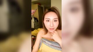 【麻花免费视频】新人甜美妹子居家夫妻激情啪啪，穿上黑丝掰穴舔逼很享受，口交舔屌硬了骑乘猛操内射，搞完按摩器震动自慰
