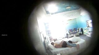 【麻花免费视频】最近很热的情趣酒店海洋套房摄像头偷拍小妹吃完早点和姐夫开房偷情姐夫貌似很忙不停有电话打入