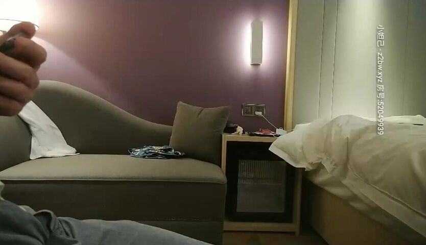 王总约操纯天然36F巨乳美女,客厅沙发上多体位爆插后,又到床上口硬继续干,操哭了还在操.国语!