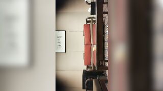 【麻花免费视频】素人丶外围原千人斩好身材高素质外围妹，镜头前特写口交桌子上操，抬起双腿抽插撞击，太大搞得妹子受不了