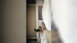 【麻花免费视频】素人丶打野原千人斩大长腿短裙妹子，直接后入疯狂输出，双腿肩上扛一下下撞击，扶着小腰操的妹子受不了