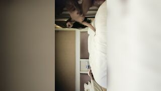 【麻花免费视频】素人丶打野原千人斩背带裤萌妹操哭哇哇叫，花臂纹身让妹子自己自慰，侧入猛操太大妹子受不了，后入大力撞击