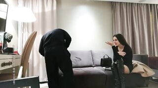 【麻花免费视频】胖哥高价约啪高挑长靴性感外国美女啪啪,无毛粉嫩白虎逼,后入式干鸡巴好不容易才插进去.国语!