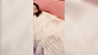 【麻花免费视频】送心仪已久女神回家在rio鸡尾酒里加了东西待她熟睡后扒光肏她太激动了没坚持多久就交货了