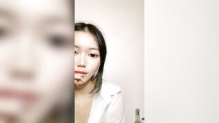 【麻花免费视频】小人妻约操隔壁男大鸡巴看见就硬主动上位