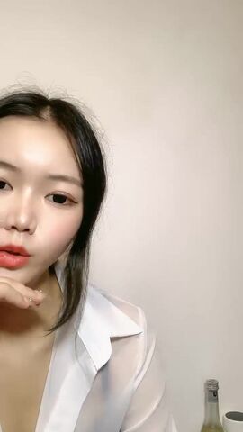 【麻花免费视频】小人妻约操隔壁男大鸡巴看见就硬主动上位