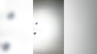 【麻花免费视频】少女酒店玩操小哥摸逼后入内射