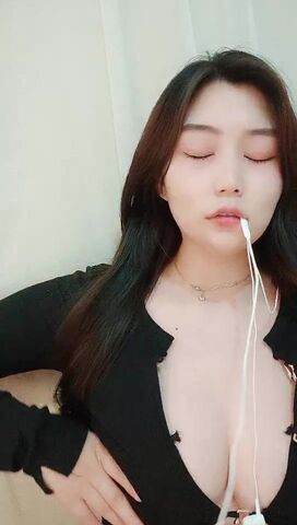 【麻花免费视频】骚人妻直播大奶玩弄大黑牛震动阴蒂高潮不断