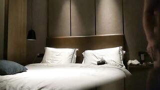 【麻花免费视频】约炮长相甜美萌妹啪啪情趣连体网袜大力猛操