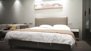 【麻花免费视频】日久深情帅小伙酒店操外围齐逼短裤美腿吸吮