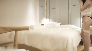 【麻花免费视频】3800人民币高端车模场一颦一笑魅惑性感