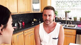 【麻花免费视频】两个淫荡的辣妹轮流骑着他们英俊的继兄弟公鸡