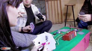 【麻花免费视频】丰满的荡妇输钱后决定用屁眼支付扑克赌资