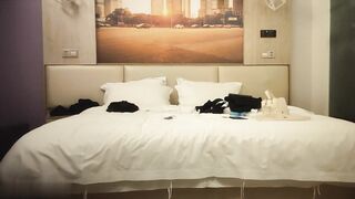 【麻花免费视频】大屌生无可恋花臂胸前纹身外围黑丝深喉舔逼