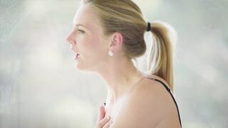 【麻花免费视频】欲求不满的性感人妻和邻居在卧室做爱