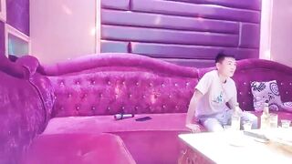 【麻花免费视频】歌厅探花陈先生商K达人脱光沙发干淫水不少擦