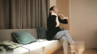 【麻花免费视频】牛仔裤小姐姐特写口交掰穴舔逼上位骑乘猛操