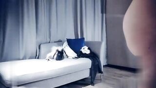 【麻花免费视频】男魔小天跪着口交插嘴沙发上干抱起来猛操