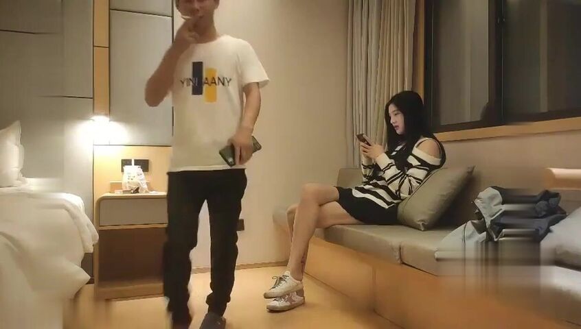 【麻花免费视频】短裙妹子舌吻摸奶调情抬腿猛操浑身颤抖