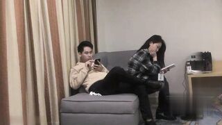 【麻花免费视频】约个少妇沙发上啪啪蹲着口交上位骑坐站立后入