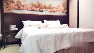 【麻花免费视频】约了个眼镜妹子啪啪翘起屁股避开内裤摸逼口交